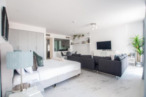 HiGuests - Stylish Studio in JBR with Balcony and Pool